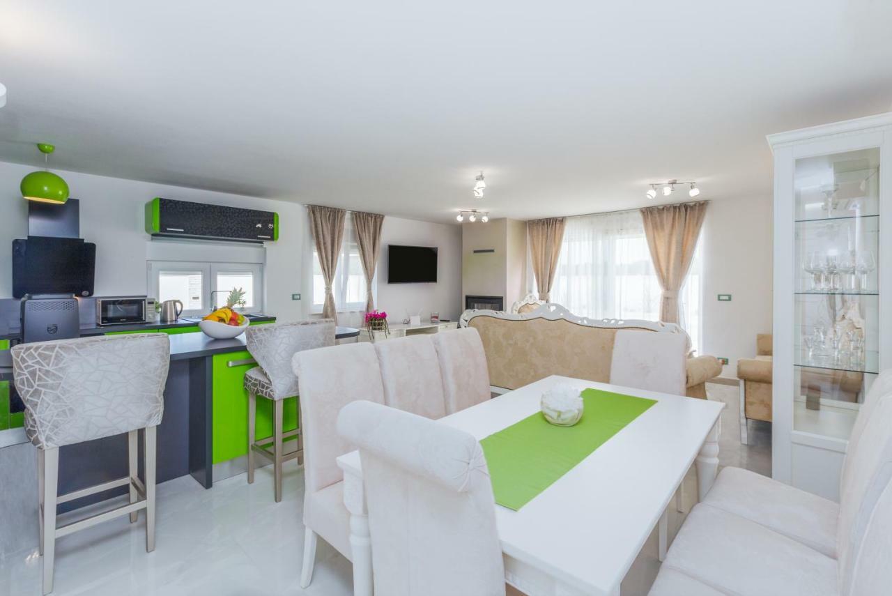 Romansa Villa *